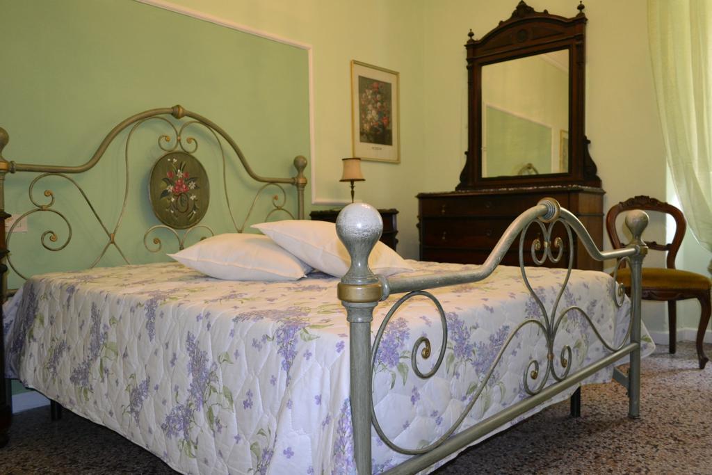 Corte Palazzo Picedi Benettini Sarzana Szoba fotó